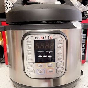 Instant Pot Duo 6 Quart Multi Use Pressure Cooker